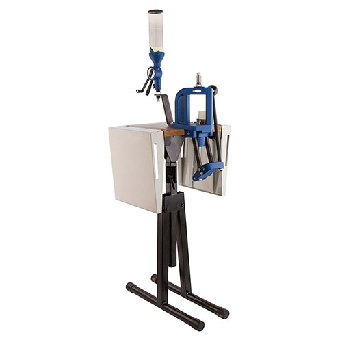 El Frankford Arsenal® Platinum Series Reloading Stand es perfecto para espacios pequeños, con un diseño plegable y una sección central de madera para herramientas fijas.