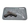 🛠️ Mantén tu banco de trabajo limpio con la alfombrilla de mantenimiento Tipton® para Glock. Protege tus armas y piezas pequeñas. ¡Llévala contigo! Aprende más.