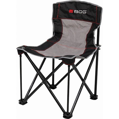 La silla BOG 4 on the Floor™ es ligera (5.5 lbs), soporta hasta 400 lbs y ofrece comodidad excepcional con su tela textilene y asiento amplio, ideal para cualquier caza.