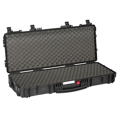 Protege tu equipo con la maleta Explorer Cases Red 9413: resistente al agua, con bisagras metálicas y espuma convoluta, ideal para transportar armas con seguridad.