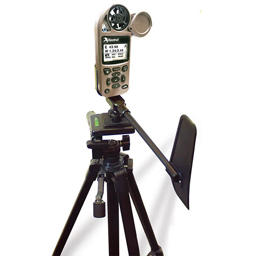 El soporte rotatorio Kestrel permite mediciones precisas del viento y se monta fácilmente en trípodes, con opciones MOLLE para llevarlo cómodamente.