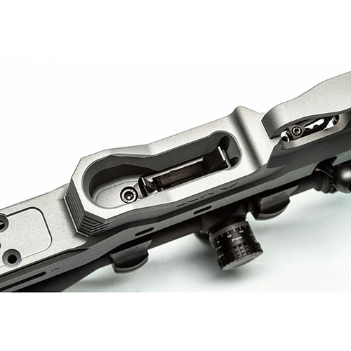 Mejora tu CZ 452/455/457 con el MDT Extended Magazine Latch y Spacer, que facilita la carga y extracción de cargadores para un rendimiento óptimo.