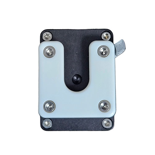 El OBI Clamp Lock W/Locking es una solución de montaje segura y versátil, ideal para fijar tu equipo a mochilas o correas, compatible con sistemas MOLLE.