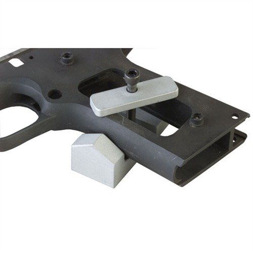 Consigue diamantes perfectos en la correa frontal de tu 1911 con esta guía de checkering que asegura líneas precisas a 60° o 90° y un buen control.