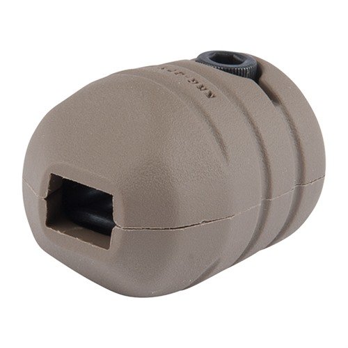 Añade un botón de cerrojo sobredimensionado a tu rifle Remington 700 sin modificaciones permanentes, mejorando el agarre y la velocidad en los disparos.