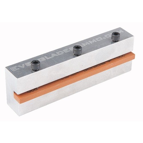 Con la herramienta 1911 FRAME RAIL STONING TOOL, puedes ajustar tus rieles con precisión y control, usando una piedra de 320 grit para un acabado perfecto.