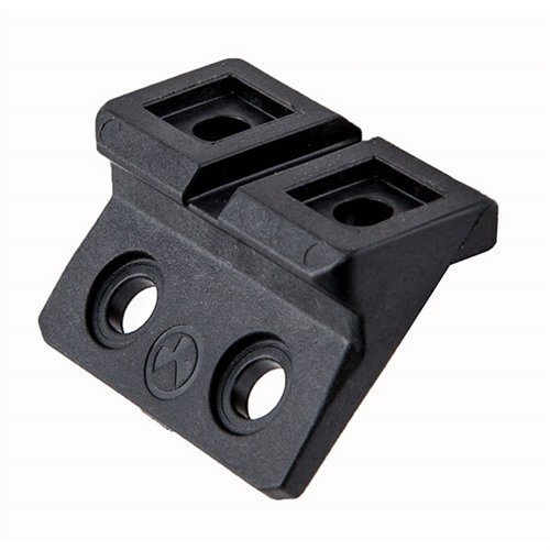 El M-LOK Offset Light Mount de MAGPUL permite montar luces en posiciones de 11 y 1 en guardas M-LOK, con diseño ambidiestro y esquinas biseladas para evitar enganchones.