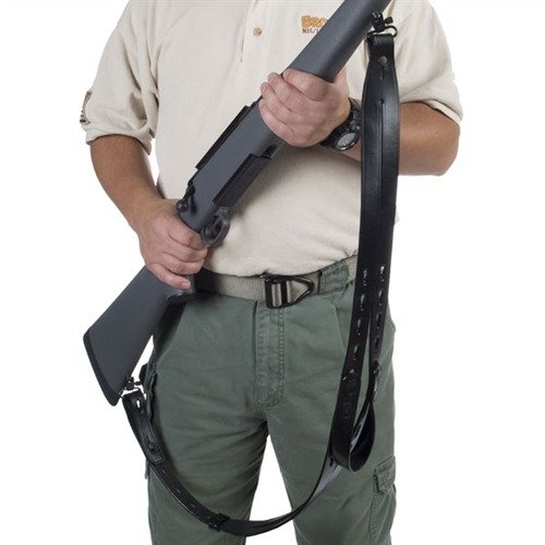 El Safari Ching Sling™ de GALCO ofrece soporte estable para disparos, comodidad al cargar gracias a su ancho y un sistema de sujeción rápido y sin herramientas.