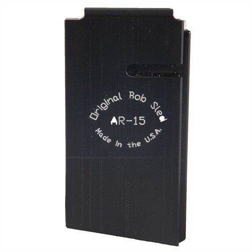 El AR-15 BOB SLED permite cargar un solo cartucho de manera suave y precisa, manteniendo el cerrojo abierto tras cada tiro, ideal para competiciones y precisión.