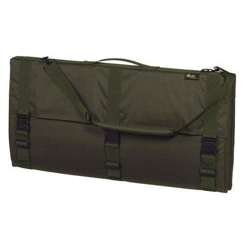 La FOLDING SHOOTING MAT de US PEACEKEEPER es cómoda, resistente al agua, fácil de transportar y cuenta con almacenamiento para munición y accesorios.