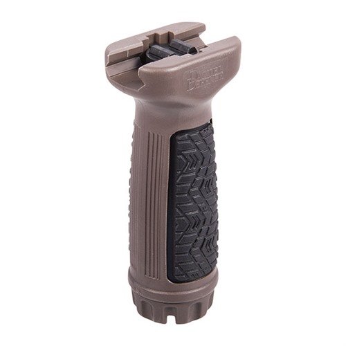 El agarre vertical Daniel Defense ofrece comodidad y retención mejorada con su superficie suave, se monta en rieles Picatinny y tiene almacenamiento impermeable.