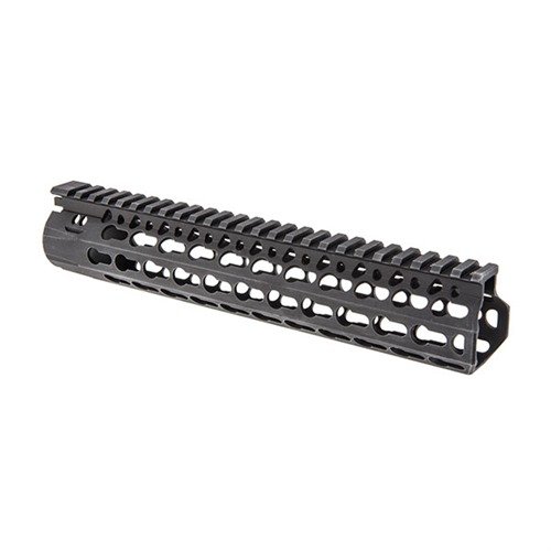 El handguard BCM KMR Alpha de Bravo Company ofrece flotación libre para mayor precisión, construcción ligera de aluminio y múltiples ranuras KeyMod™ para accesorios.