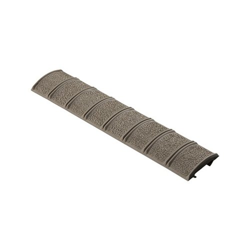 La cubierta de rail Picatinny AR-15 de MAGPUL mejora el agarre y protege tus rieles de daños, adaptándose a cualquier handguard y facilitando la reconfiguración.