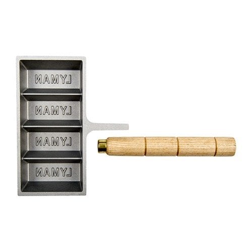 El molde para lingotes Lyman permite fundir plomo reciclado y crear cuatro lingotes de 1 lb que se apilan fácilmente, con un diseño que facilita su extracción.