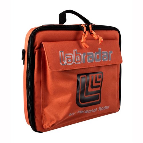 La funda LabRadar ofrece transporte seguro y con estilo para tu cronógrafo LabRadar, con materiales resistentes, impermeables y múltiples bolsillos para accesorios.