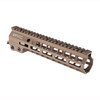El Geissele MK14 Super Modular Rail es ligero y resistente, con un perfil estrecho y múltiples opciones de montaje M-LOK, ideal para un agarre cómodo.
