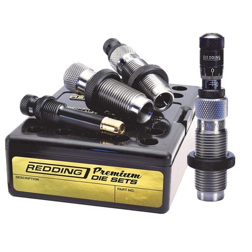 El set de dies Redding Premium para 9mm Luger ofrece un die de sizing de Titanium Carbide, un expander con recubrimiento TiN y un micrómetro de asiento para precisión.