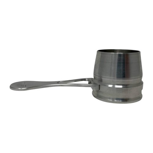 El Billet Powder Cup de AREA 419 es esencial para tu banco de recarga, fabricado en aluminio 6061, captura hasta 750 grains de pólvora y evita derrames.