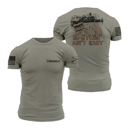 La camiseta 'Smithin’ Ain’t Easy' de Grunt Style es suave, cómoda y duradera, perfecta para los amantes de los rifles de cerrojo. Disponible en tallas de S a 3X.