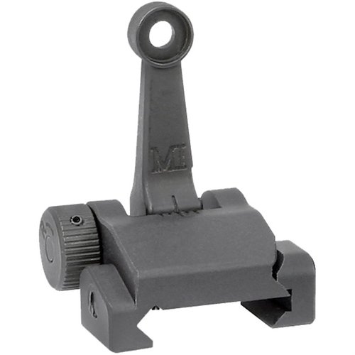 El AR-15 Combat Folding Rear Sight de Midwest Industries es ligero, resistente, se pliega, se ajusta a A2 y ofrece ajustes de 0.5 MOA, ¡ideal para tu rifle!