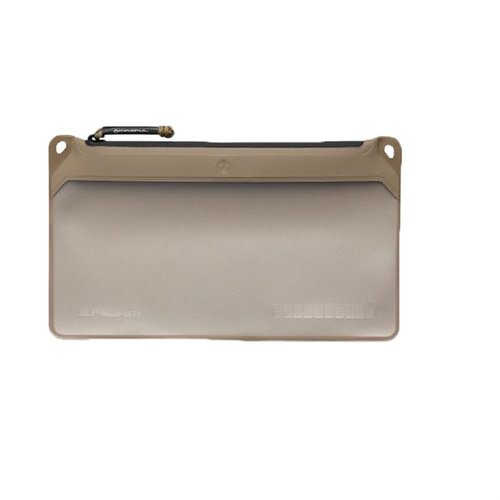Organiza tus accesorios con el DAKA Pouch de Magpul, resistente al agua, con ventana y construcción RF soldada, ideal para aventuras al aire libre.