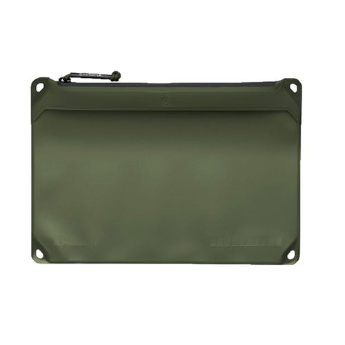Organiza tus accesorios con el DAKA Pouch de Magpul, resistente al agua, con ventana, y construido para soportar condiciones difíciles. ¡Ideal para tus aventuras al aire libre!