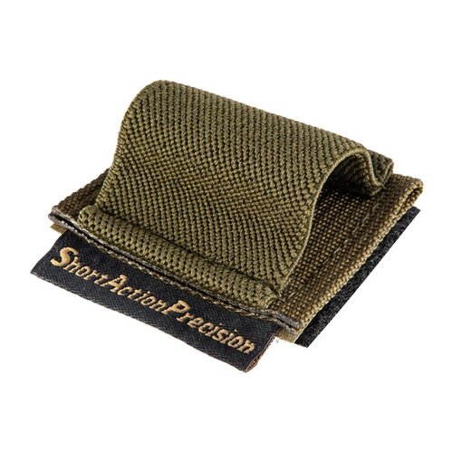 Con el soporte de cargador Short Action Precision, tendrás acceso rápido a un cargador extra de .22 en tu rifle, fácil de instalar con Velcro.