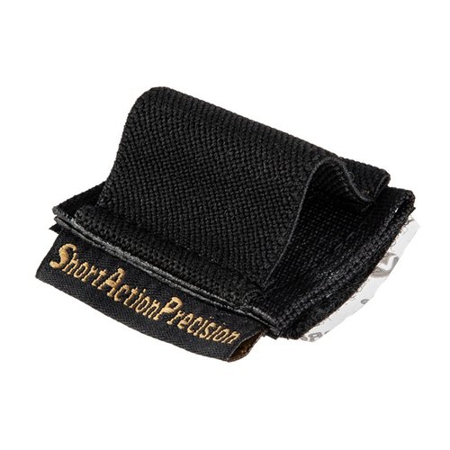 Con el soporte de cargador .22 de Short Action Precision, tendrás acceso rápido a un cargador extra en tu rifle, ideal para CZ455, Anschutz y más.