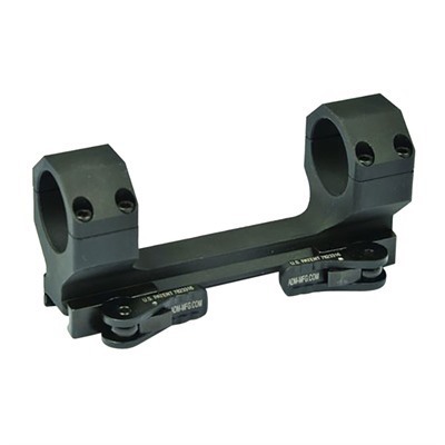 El Delta Scope Mount de American Defense es ligero, resistente y cuenta con un sistema QD Auto Lock para un ajuste seguro en rieles Picatinny.