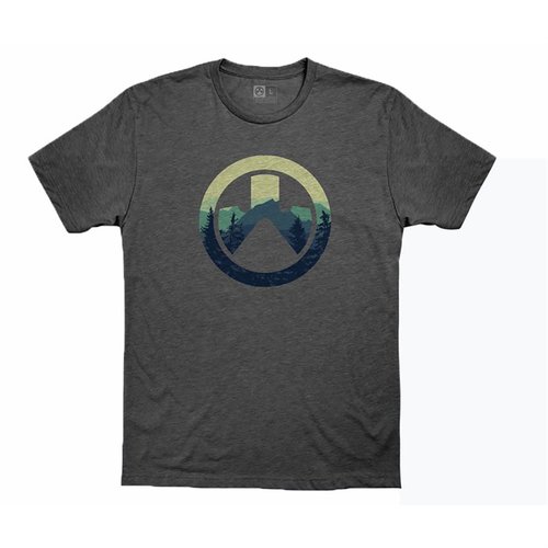 Disfruta de la comodidad del CASCADE ICON LOGO T-SHIRT, hecho de algodón y poliéster, con un diseño duradero y sin etiquetas, ideal para cualquier ocasión.
