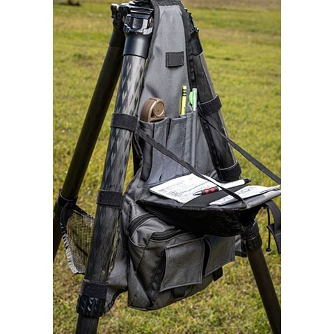El Tripod Caddy de Armageddon Gear es la solución perfecta para llevar tu equipo de tiro, con espacio para Kestrel, datos y más, ¡todo en un solo lugar!