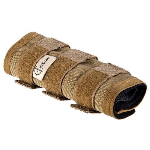 La funda HTP de Cole-Tac soporta hasta 3000°F, es resistente al agua y al fuego, y se ajusta perfectamente con correas BOA, ideal para fuego sostenido.