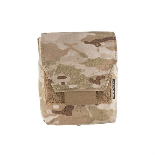 La JSTA Pouch es compacta y funcional, con compartimentos apilados para combinar cargadores y almacenamiento, ideal para sistemas MOLLE y cinturones.