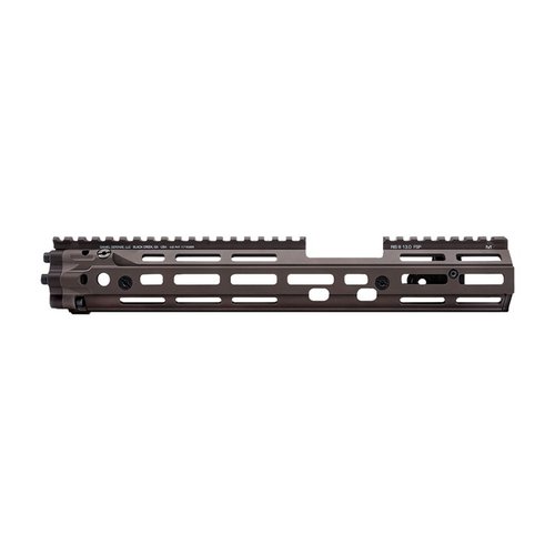 El sistema de rieles RIS III de Daniel Defense ofrece un diseño liviano, construcción de aluminio duradero y 7 puntos de sujeción M-LOK para máxima versatilidad.