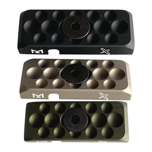 El PCM M-LOK es un panel de gestión de cables que protege y organiza, permitiendo rutas seguras y ajustadas para cables de hasta 0.140