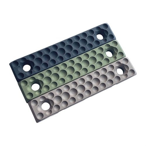 El M-LOK Cable Management Panel de FCD protege y organiza tus cables de forma segura, permitiendo rutas flexibles y fácil instalación en tu equipo.