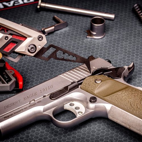 Descubre el GUN TOOL AMP 1911 de Real Avid, un multitool especializado, compacto y fácil de llevar, con herramientas esenciales para tu pistola 1911.