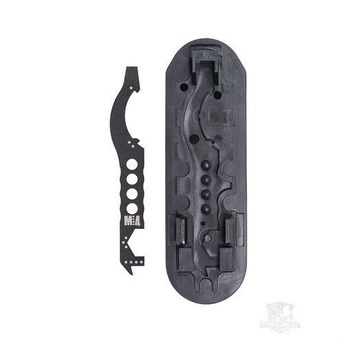 El MultiTasker M:4 Tool es un multi-herramienta compacta para AR-15/M4, con destornillador, raspador de carbono y herramienta de ajuste, todo en un diseño discreto.