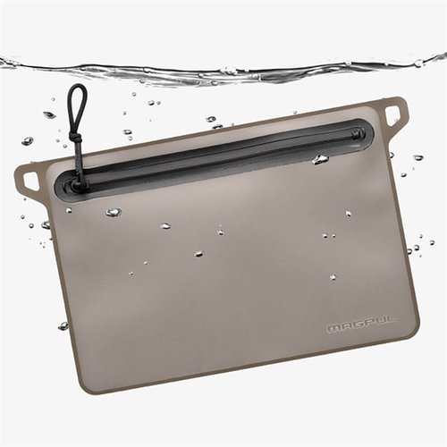 El DAKA Waterproof Window Pouch de Magpul es 100% impermeable, con cremalleras YKK, material resistente y ventana translúcida para identificar su contenido fácilmente.