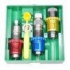 El set de 3 dies Breech Lock de Lee incluye dies de ajuste fácil, bushings de identificación y es ideal para recargar cartuchos de diferentes marcas.