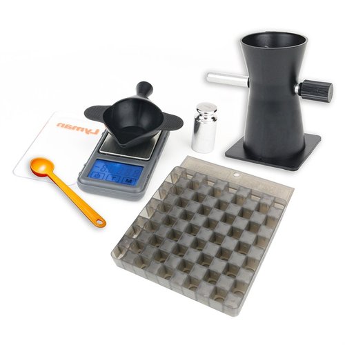 El Powder Handling Starter Set de LYMAN incluye una balanza digital Pocket Touch 1500, un trickler E-ZEE Flo y un bloque de carga universal, ideal para recarga precisa.