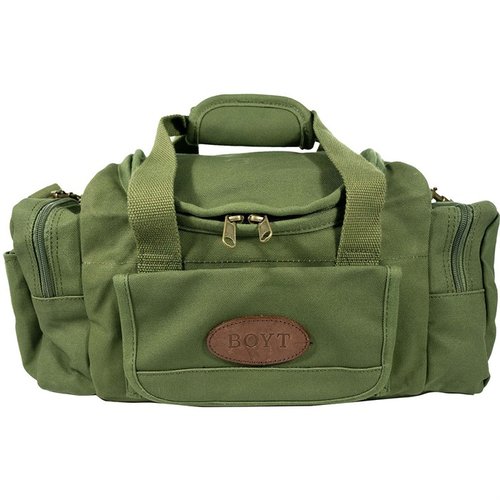 La bolsa de arcilla deportiva BOYT HARNESS cuenta con un resistente shell de canvas encerado, apertura tipo clamshell y capacidad para 8 cajas de cartuchos.