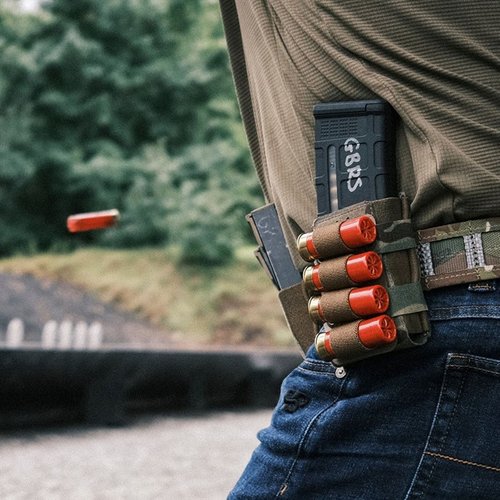 El SHOTGUN SHELL SLEEVE de GBRS GROUP es ligero, duradero y se adapta a tu Single Rifle Magazine Pouch, asegurando un acceso rápido y recarga eficiente.