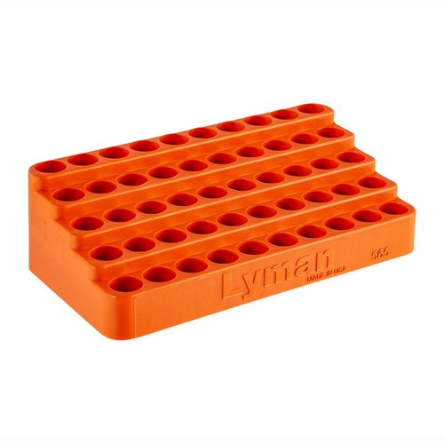 Los Lyman Bleacher Loading Blocks facilitan la recarga al permitir que 50 casquillos .308 Win. se mantengan en un ángulo óptimo para un acceso rápido y fácil.