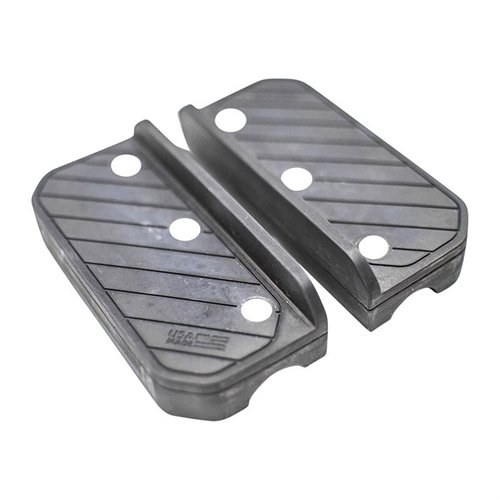 Las VISE SOFT JAWS AK de OTIS protegen tu AK en el tornillo, son resistentes a aceites y solventes, y se adaptan perfectamente a rifles AKM.