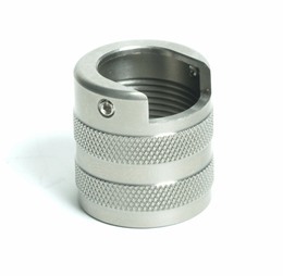 La herramienta de cebado Sinclair, hecha de acero inoxidable y aluminio de grado aeronáutico, ofrece precisión, durabilidad y facilidad de uso para cebar cartuchos.
