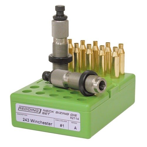 Los Redding Neck Die Sets incluyen dos dies: uno para sizing de cuello con decapping rod y expander, y otro para asentar balas con guía y crimp ring.
