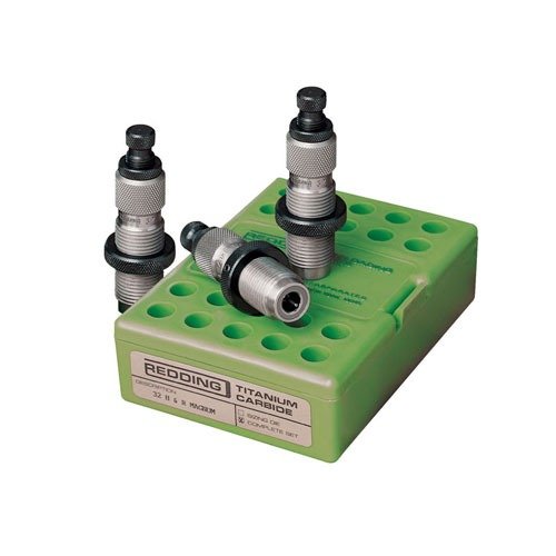 El set de 3 dies de Redding incluye un die de sizing de Titanium Carbide, ideal para redimensionar cartuchos sin lubricación, con una superficie suave y resistente.