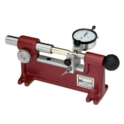 El Lock-N-Load Concentricity Gauge de Hornady te ayuda a identificar y eliminar el runout de tus cartuchos, facilitando la configuración y ajuste de tus municiones.