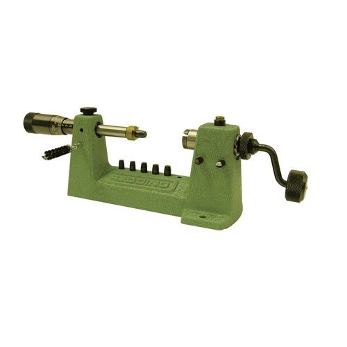 El case trimmer Redding con micrómetro permite ajustes precisos, maneja cartuchos largos y incluye pilotos y cepillos para limpieza. ¡Ideal para tus recargas!